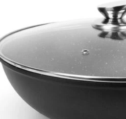 Cheffinger | Luxe Wokpan Met Deksel | 36CM | Alle Warmtebronnen | Oriental -Thuiskeuken 1200x1127 1