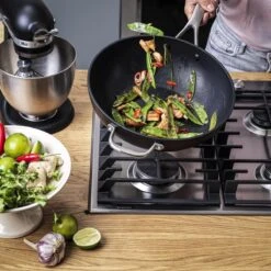 KitchenAid Hard Geanodiseerd Aluminium Wok ø30cm - Zwart - Inductie - Anti-aanbak -Thuiskeuken 1200x1200 1001