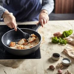 Demeyere Alu Classico 3 Wokpan – Inductie – Ceraforce Keramische Antikleeflaag – 28 Cm – PTFE En PFAS Vrij -Thuiskeuken 1200x1200 1009