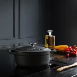 Gietijzeren Braadpan - Sudderpan Zwart Van Daumonet - Ovaal - Ø 29 Cm - 3 Liter - 100% PFAS & PFOA Vrij - Emaille - Geschikt Voor Alle Warmtebronnen - Elektrisch - Gas - Halogeen - Inductie - Keramisch - Vaatwasserbestendig -Thuiskeuken 1200x1200 1537