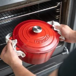 Nuovva Gietijzeren Braadpan Antiaanbaklaag Met Deksel - Sudderpan Rood - Rond - Ø24 Cm - 4.7 Liter - 100% PFAS & PFOA Vrij - Geschikt Voor Alle Warmtebronnen - Elektrisch - Gas - Halogeen - Inductie - Keramisch 11 Nuovva Gietijzeren Braadpan Antiaanbaklaag Met Deksel - Sudderpan Rood - Rond - Ø24 Cm - 4.7 Liter - 100% PFAS & PFOA Vrij - Geschikt Voor Alle Warmtebronnen - Elektrisch - Gas - Halogeen - Inductie - Keramisch -Thuiskeuken 1200x1200 1580