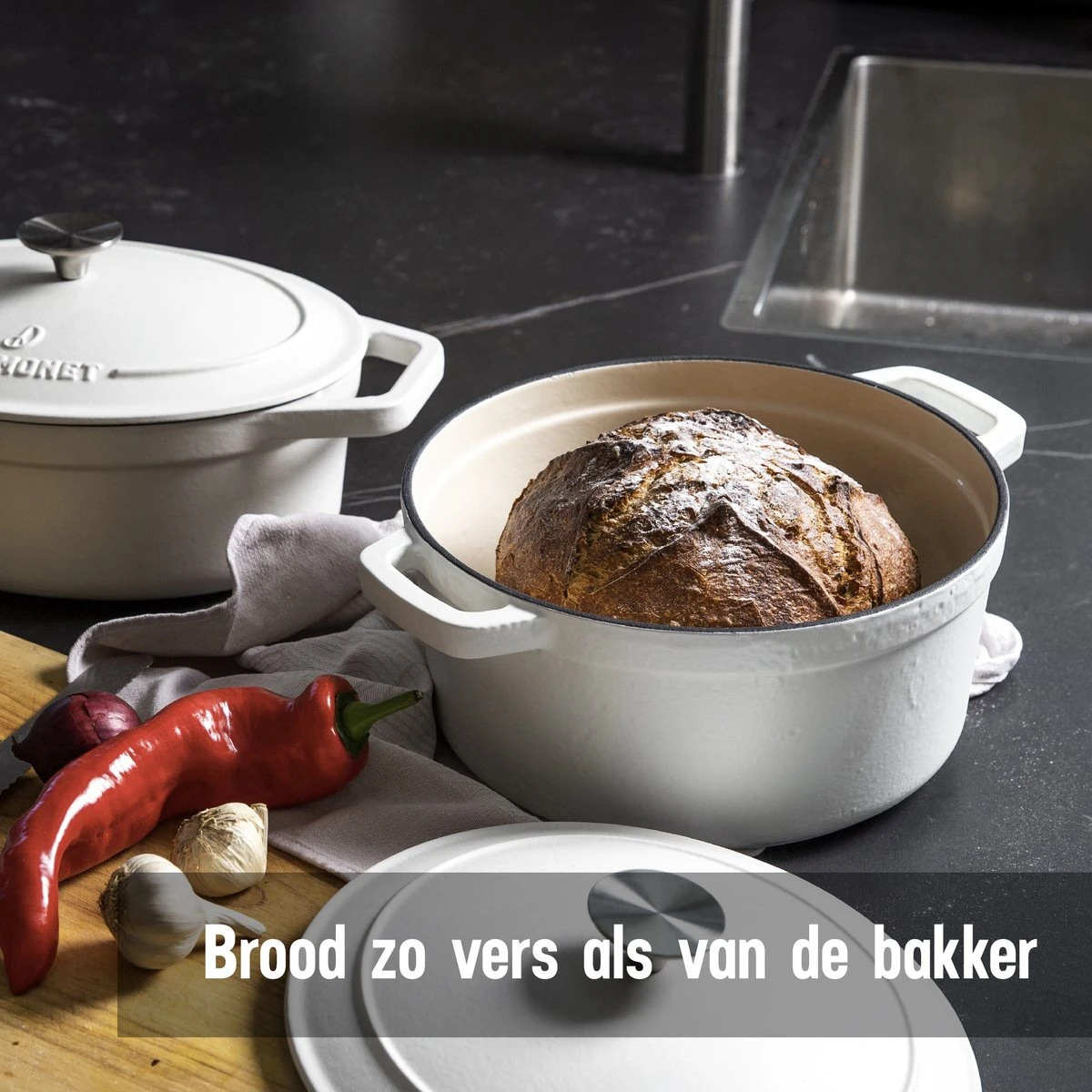 Daumonet Carême Blanc Gietijzeren Braadpan - Sudderpan Wit - Rond - Ø 26 Cm - 4,4 Liter - 100% PFAS & PFOA Vrij - Emaille - Geschikt Voor Alle Warmtebronnen - Elektrisch - Gas - Halogeen - Inductie - Keramisch - Vaatwasserbestendig 4 Daumonet Carême Blanc Gietijzeren Braadpan - Sudderpan Wit - Rond - Ø 26 Cm - 4,4 Liter - 100% PFAS & PFOA Vrij - Emaille - Geschikt Voor Alle Warmtebronnen - Elektrisch - Gas - Halogeen - Inductie - Keramisch - Vaatwasserbestendig - Afbeelding 2