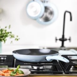 VitaVerde Expert Koekenpannenset Ø 24cm + Ø 28cm - Lichtblauw - Inductie - PFAS-vrij 15 VitaVerde Expert Koekenpannenset Ø 24cm + Ø 28cm - Lichtblauw - Inductie - PFAS-vrij -Thuiskeuken 1200x1200 361