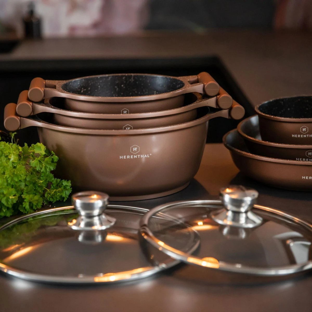 Herenthal Inductie Pannenset- Luxe 10-delige Koekenpannenset - Voor Alle Warmtebronnen - Met Glazen Deksels - Koper 7 Herenthal Inductie Pannenset- Luxe 10-delige Koekenpannenset - Voor Alle Warmtebronnen - Met Glazen Deksels - Koper - Afbeelding 5