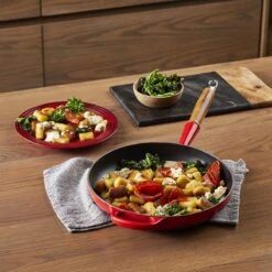 Le Creuset Koekenpan Signature Kersenrood - ø 28 Cm / 2.6 Liter - Geëmailleerde Anti-aanbaklaag -Thuiskeuken 1200x1200 424