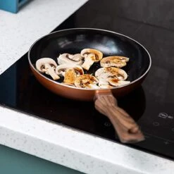 Nuovva Koperen Koekenpan - Keramische Antikleeflaag – Houten Handvat Koekenpan - Ø 24 Cm Inductie - PTFE-vrij -Thuiskeuken 1200x1200 429