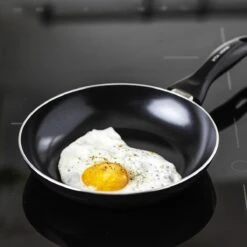 VitaVerde Expert Koekenpannenset Ø 24cm + Ø 28cm - Zwart - Inductie - PFAS-vrij -Thuiskeuken 1200x1200 455