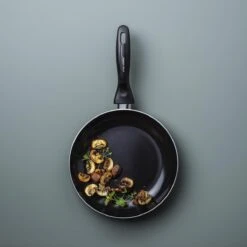 VitaVerde Expert Koekenpannenset Ø 24cm + Ø 28cm - Zwart - Inductie - PFAS-vrij -Thuiskeuken 1200x1200 457