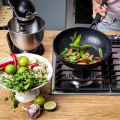 KitchenAid Classic Forged Aluminium Wok ø28cm - Zwart - Inductie - Anti-aanbak 25 KitchenAid Classic Forged Aluminium Wok ø28cm - Zwart - Inductie - Anti-aanbak -Thuiskeuken 1200x1200 987