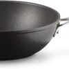 Le Creuset Wokpan - Met Steel - Les Forgées TNS - ø 26 Cm / 3.4 Liter - Standaard Anti-aanbaklaag -Thuiskeuken 1200x372