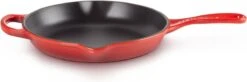 Le Creuset - Gietijzeren Ronde Skillet In Kersenrood 23cm -Thuiskeuken 1200x397 1