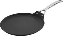 Le Creuset Les Forgees Pannenkoekpan 28cm -Thuiskeuken 1200x686 1