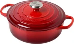 Le Creuset - Gietijzeren - Lage Braadpan - 24cm - Kersenrood 37 Le Creuset - Gietijzeren - Lage Braadpan - 24cm - Kersenrood -Thuiskeuken 1200x719 3