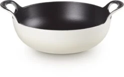 Le Creuset Gietijzeren Balti-pan In Meringue 24 Cm 2,7l -Thuiskeuken 1200x747 2