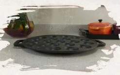 YUGN BLACK Poffertjespan Poffertjesmaker 6 Delige Set - 19 Poffertjes Incl Doseerfles Kwast Poffertjesvork Siliconen Ovenwanten - Platte Onderkant Poffertjespan Inductie Poffertjespan Elektrisch - Cadeau Tip -Thuiskeuken 1200x751 4