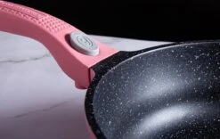 Royalty Line Inductie Pannenset - Luxe 14-delige Pannenset Marmeren Coating - Pannen Met Afneembare Handvaten - Oven-Ready - PFAS-Vrij - Voor Alle Warmtebronnen - Afneembare Koudgrepen - Antiaanbaklaag - Koekenpan Met Glazen Deksels - Roze -Thuiskeuken 1200x757 8