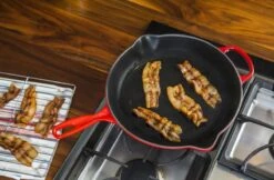 Le Creuset - Gietijzeren Ronde Skillet In Kersenrood 23cm -Thuiskeuken 1200x787 3