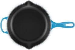 Le Creuset - Gietijzeren Ronde Skillet In Azure 23cm 8 Le Creuset - Gietijzeren Ronde Skillet In Azure 23cm -Thuiskeuken 1200x798 2