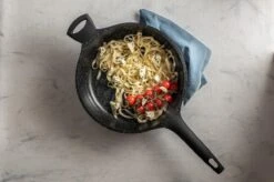 Sola Hapjespan Fair Cooking - Ø 28 Cm - Zwart/wit - Aluminium - Antiaanbaklaag 13 Sola Hapjespan Fair Cooking - Ø 28 Cm - Zwart/wit - Aluminium - Antiaanbaklaag -Thuiskeuken 1200x799 131