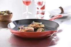 Le Creuset - Gietijzeren Ronde Skillet In Kersenrood 23cm -Thuiskeuken 1200x799 143