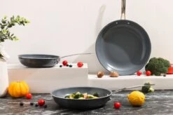 Swiss Pro+ - Koekenpannenset - 3 Delig - Keramisch - Inductie - Milieuvriendelijk - PFAS - PFOA Vrij - Sapphire Green 20 Swiss Pro+ - Koekenpannenset - 3 Delig - Keramisch - Inductie - Milieuvriendelijk - PFAS - PFOA Vrij - Sapphire Green -Thuiskeuken 1200x799 22