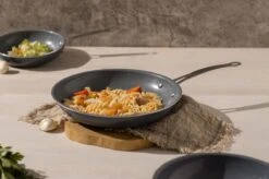 Swiss Pro+ - Koekenpannenset - 3 Delig - Keramisch - Inductie - Milieuvriendelijk - PFAS - PFOA Vrij - Sapphire Green 21 Swiss Pro+ - Koekenpannenset - 3 Delig - Keramisch - Inductie - Milieuvriendelijk - PFAS - PFOA Vrij - Sapphire Green -Thuiskeuken 1200x799 23