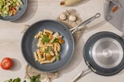 Swiss Pro+ - Koekenpannenset - 3 Delig - Keramisch - Inductie - Milieuvriendelijk - PFAS - PFOA Vrij - Sapphire Green 22 Swiss Pro+ - Koekenpannenset - 3 Delig - Keramisch - Inductie - Milieuvriendelijk - PFAS - PFOA Vrij - Sapphire Green -Thuiskeuken 1200x799 24