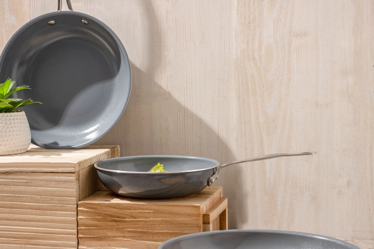 Swiss Pro+ - Koekenpannenset - 3 Delig - Keramisch - Inductie - Milieuvriendelijk - PFAS - PFOA Vrij - Sapphire Green 15 Swiss Pro+ - Koekenpannenset - 3 Delig - Keramisch - Inductie - Milieuvriendelijk - PFAS - PFOA Vrij - Sapphire Green - Afbeelding 13