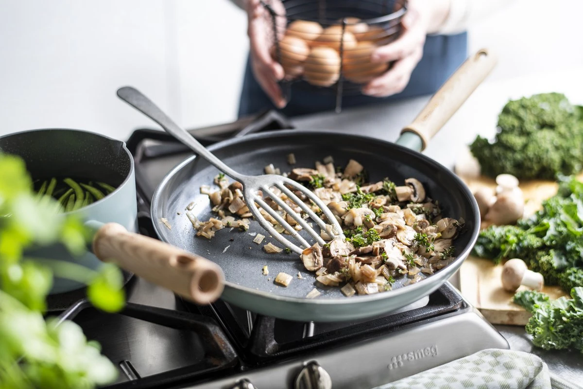 GreenPan Mayflower Koekenpannenset Ø 20cm + Ø 24cm + 1 Accessoire - Lichtblauw - Inductie - PFAS-vrij 7 GreenPan Mayflower Koekenpannenset Ø 20cm + Ø 24cm + 1 Accessoire - Lichtblauw - Inductie - PFAS-vrij - Afbeelding 5