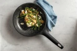 Sola - Fair Cooking Zwart/wit Greblon Anti Aanbaklaag -Thuiskeuken 1200x800 161