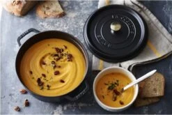 Staub Ronde Braadpan - Ø28 Cm - Zwart -Thuiskeuken 1200x801 13