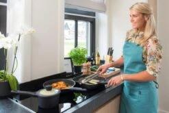 Sola Braadpan Fair Cooking - Ø 28 Cm - Zwart/wit - Aluminium - Antiaanbaklaag 16 Sola Braadpan Fair Cooking - Ø 28 Cm - Zwart/wit - Aluminium - Antiaanbaklaag -Thuiskeuken 1200x801 20