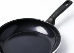 GreenPan Memphis Koekenpannenset - 3-delig - Zwart - Inductie - PFAS-vrij 38 GreenPan Memphis Koekenpannenset - 3-delig - Zwart - Inductie - PFAS-vrij -Thuiskeuken 1200x859 4