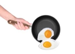 Nuovva Koperen Koekenpan - Keramische Antikleeflaag – Houten Handvat Koekenpan - Ø 24 Cm Inductie - PTFE-vrij -Thuiskeuken 1200x870 5