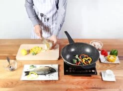 Cheffinger Wokpan Met Deksel - 32cm - Zwart - Pan - Keukenaccessoires -Thuiskeuken 1200x892 4