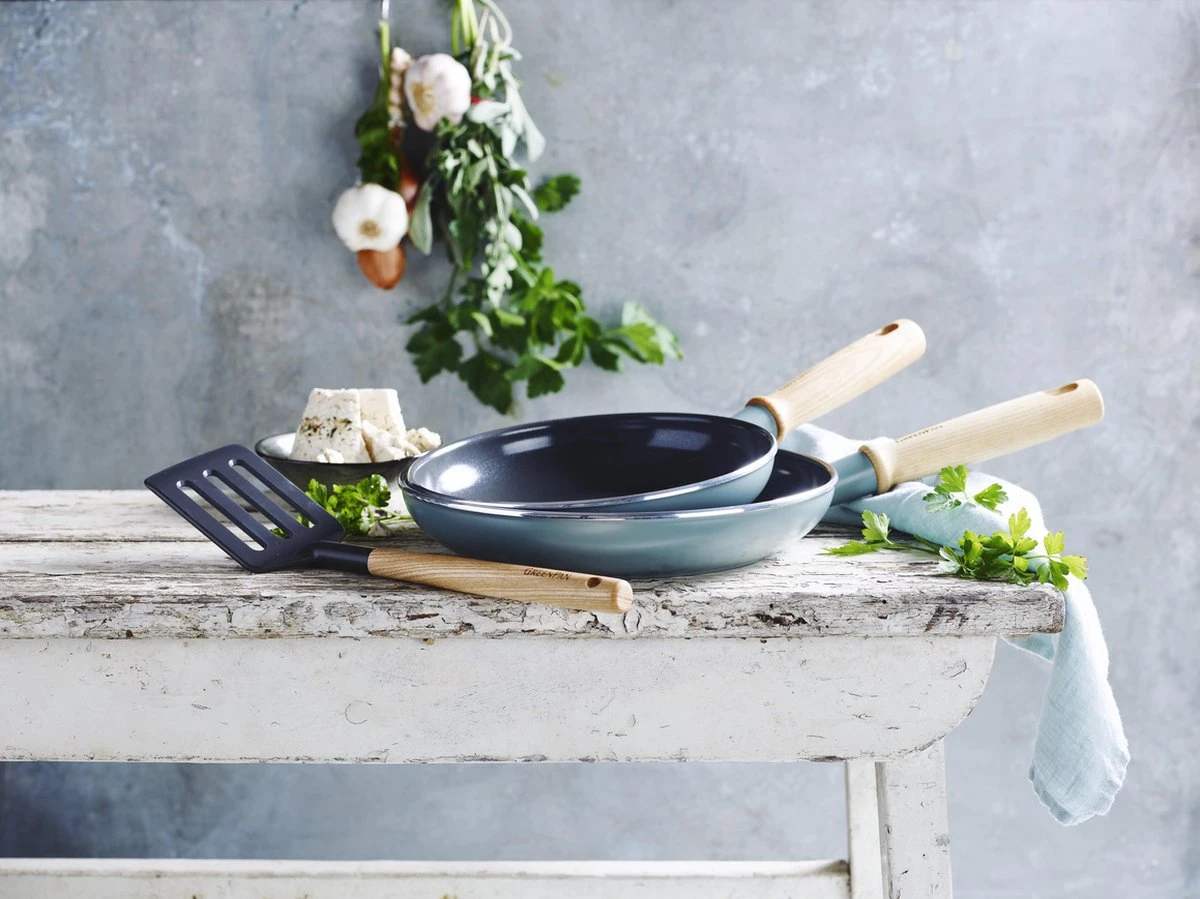 GreenPan Mayflower Koekenpannenset Ø 20cm + Ø 24cm + 1 Accessoire - Lichtblauw - Inductie - PFAS-vrij 11 GreenPan Mayflower Koekenpannenset Ø 20cm + Ø 24cm + 1 Accessoire - Lichtblauw - Inductie - PFAS-vrij - Afbeelding 9