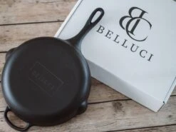 Belluci - Ø26cm - Koekenpan - Skillet + Deksel Geëmailleerde Gietijzeren Pan Voor BBQ En Inductie Incl. Accessoires - Hapjespan - Braadpan -Thuiskeuken 1200x899 37
