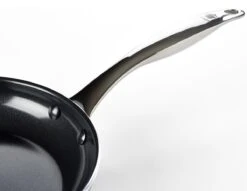 Dagelijkse Kost Door Jeroen Meus - Koekenpan ø28cm - Inductie - Anti-aanbak - PFAS-vrij 19 Dagelijkse Kost Door Jeroen Meus - Koekenpan ø28cm - Inductie - Anti-aanbak - PFAS-vrij -Thuiskeuken 1200x926 40