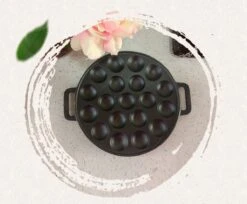 YUGN BLACK Poffertjespan Poffertjesmaker 6 Delige Set - 19 Poffertjes Incl Doseerfles Kwast Poffertjesvork Siliconen Ovenwanten - Platte Onderkant Poffertjespan Inductie Poffertjespan Elektrisch - Cadeau Tip -Thuiskeuken 1200x993 2