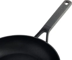 KitchenAid Classic Forged Aluminium Wok ø28cm - Zwart - Inductie - Anti-aanbak 20 KitchenAid Classic Forged Aluminium Wok ø28cm - Zwart - Inductie - Anti-aanbak -Thuiskeuken 1200x997 3