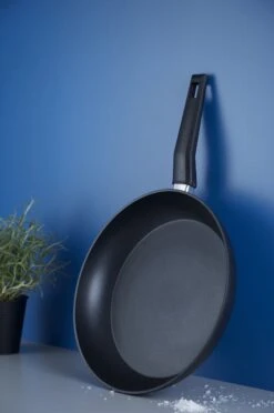 DAY Koekenpan - Ø32CM - Dubbele Antiaanbaklaag 11 DAY Koekenpan - Ø32CM - Dubbele Antiaanbaklaag -Thuiskeuken 797x1200