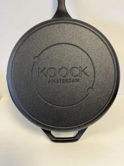 Koock Amsterdam® Skillet Gietijzer - Koekenpan - Geschikt Voor Alle Warmtebronnen Incl. BBQ En Inductie 14 Koock Amsterdam® Skillet Gietijzer - Koekenpan - Geschikt Voor Alle Warmtebronnen Incl. BBQ En Inductie -Thuiskeuken 899x1200 6